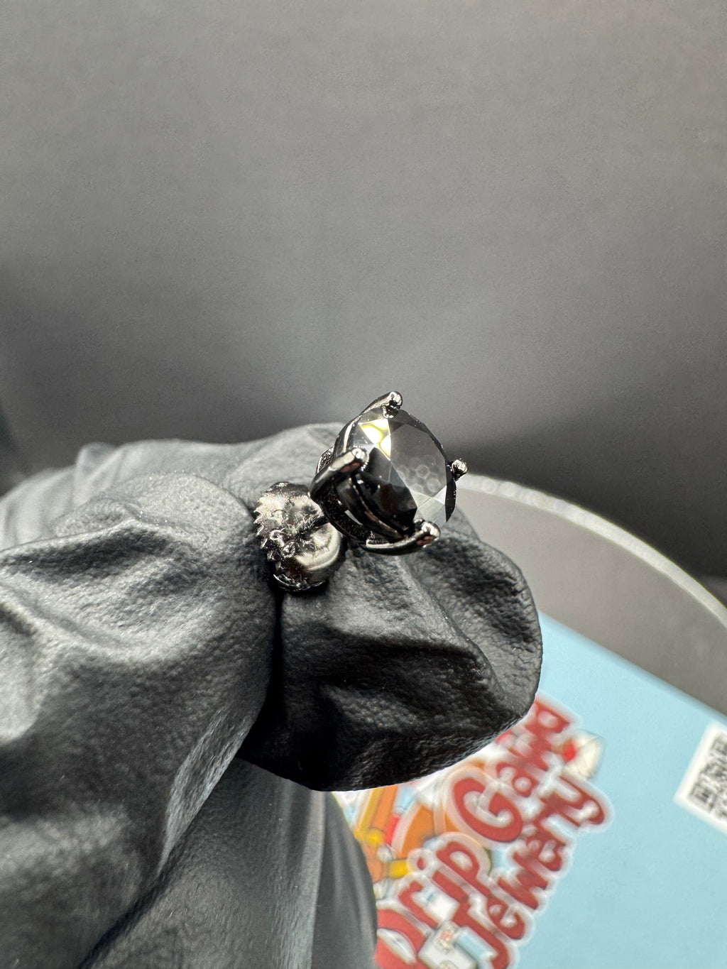 6.5mm Round Cut Moissanite Earrings (Black)
